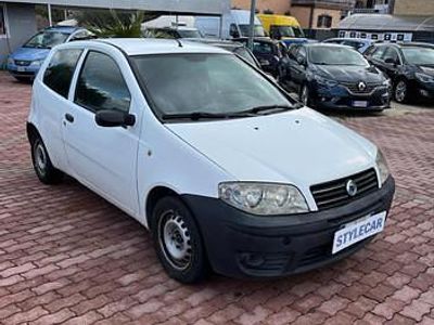 Usata Fiat Punto 69 CV (50 kW) 2005 Bianco pastello Utilitaria