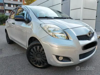 Usata Toyota Yaris 69 CV (50 kW) 2009 Grigio Utilitaria