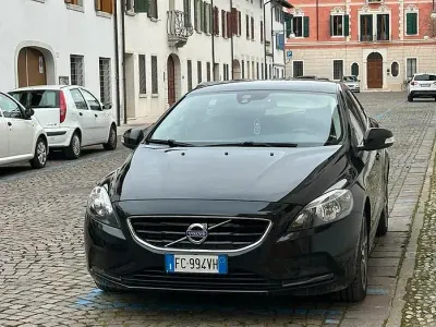 Usata Volvo V40 R-Design 120 CV (88 kW) 2016 Nero Berlina