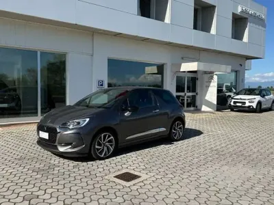 Usado DS Automobiles DS3 Sport Chic 75 CV (55 kW) 2018 Gris Berlina