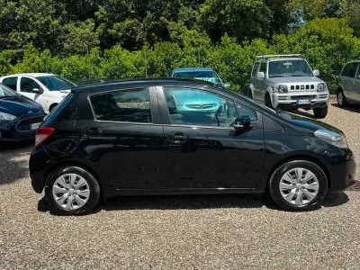 Usata Toyota Yaris Lounge 69 CV (50 kW) 2012 Nero Utilitaria