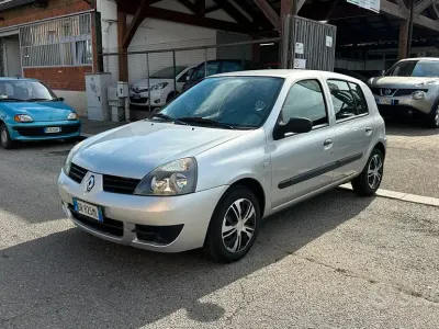 Usata Renault Clio II 58 CV (42 kW) 2008 Grigio Berlina