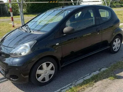 Usata Toyota Aygo Connect Style 68 CV (50 kW) 2011 Nero Utilitaria