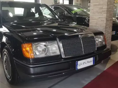 Usata Mercedes E200 122 CV (89 kW) 1992 Argento Berlina