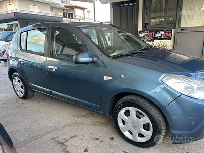 Usata Dacia Sandero Lauréate 72 CV (52 kW) 2009 Blu Berlina