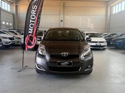 Usata Toyota Yaris Sol 101 CV (74 kW) 2010 Grigio Utilitaria