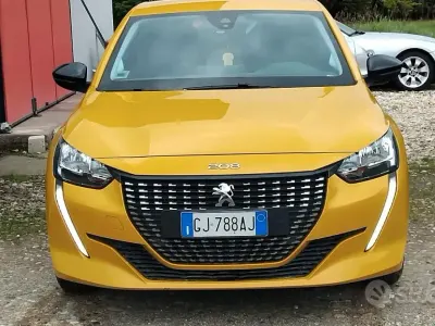 Usata Peugeot 208 Allure 102 CV (75 kW) 2022 Giallo Utilitaria