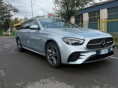 Usado Mercedes E300 2021 Gris Familiar
