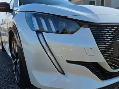 Usata Peugeot 208 GT-line 102 CV (75 kW) 2020 Bianco Utilitaria