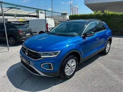 Usata VW T-Roc Life 150 CV (110 kW) 2023 Blu SUV