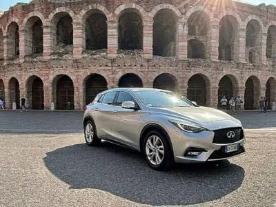 Usata Infiniti Q30 Premium 170 CV (125 kW) 2016 Argento Berlina