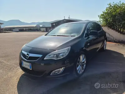 Usata Opel Astra Cosmo 140 CV (102 kW) 2011 Nero Berlina
