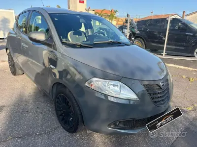 Usata Lancia Ypsilon 69 CV (50 kW) 2015 Grigio Utilitaria