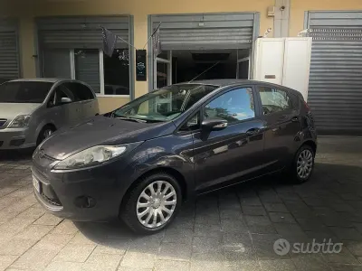Usata Ford Fiesta Titanium 70 CV (51 kW) 2010 Grigio Berlina