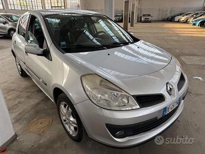 Usata Renault Clio II LE 58 CV (42 kW) 2007 Grigio Berlina