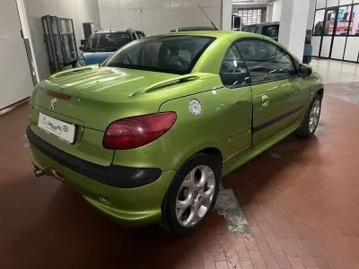 Usata Peugeot 206 CC 109 CV (80 kW) 2004 Verde Cabrio