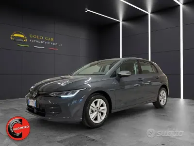 Usata VW Golf VIII Life 116 CV (85 kW) 2025 Grigio Berlina