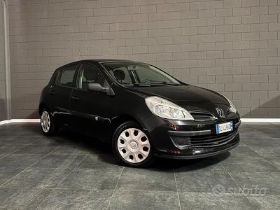 Usata Renault Clio II LE 75 CV (55 kW) 2007 Nero Berlina