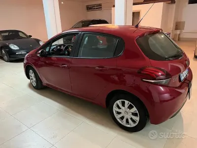Usata Peugeot 208 Allure 75 CV (55 kW) 2018 Rosso Utilitaria