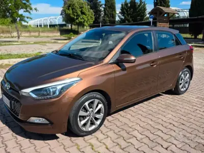 Usata Hyundai i20 Style 75 CV (55 kW) 2015 Marrone Berlina