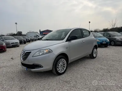 Usado Lancia Ypsilon Gold 80 HP (58 kW) 2013 Cinzento Citadino