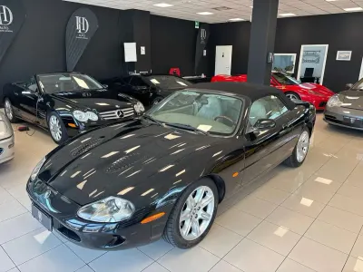 Usata Jaguar XK8 284 CV (208 kW) 2000 Midnight black Cabrio