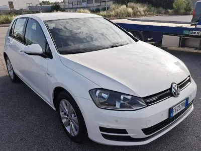 Usata VW Golf VII Highline 110 CV (80 kW) 2015 Bianca Berlina