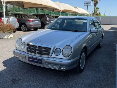 Usata Mercedes E200 Elegance 186 CV (136 kW) 1998 Argento Berlina