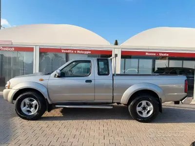 Usata Nissan Navara 101 CV (74 kW) 2005 Grigio Pick-up