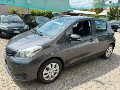 Usata Toyota Yaris Lounge 69 CV (50 kW) 2012 Grigio Utilitaria