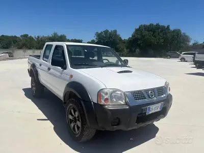 Usata Nissan Navara 130 CV (95 kW) 2004 Bianco Pick-up