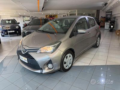 Usata Toyota Yaris Lounge 69 CV (50 kW) 2014 Marrone Utilitaria