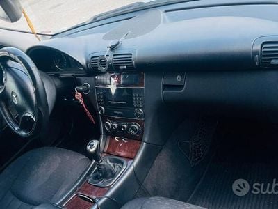 Usata Mercedes C200 122 CV (89 kW) 2004 Grigio Berlina