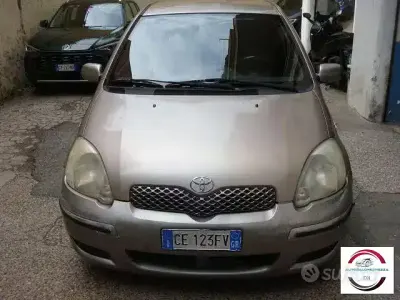 Usado Toyota Yaris Sol 65 CV (47 kW) 2003 Gris Utilitario