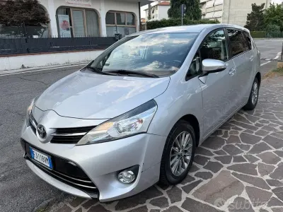 Usata Toyota Verso Active 111 CV (81 kW) 2017 Grigio Monovolume