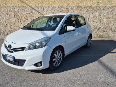 Usata Toyota Yaris Lounge 90 CV (66 kW) 2014 Bianco Utilitaria