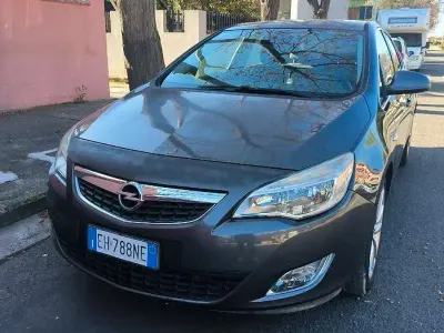 Usata Opel Astra 101 CV (74 kW) 2011 Berlina