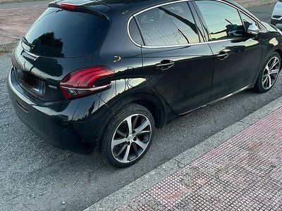 Usata Peugeot 208 120 CV (88 kW) 2015 Nero Utilitaria