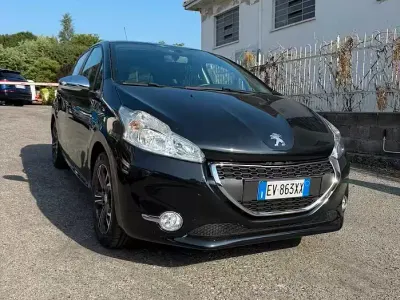 Usata Peugeot 208 Active 68 CV (50 kW) 2014 Nero Utilitaria