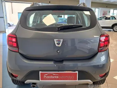 Usata Dacia Sandero Stepway 90 CV (66 kW) 2017 Verde Berlina