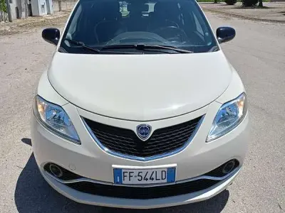 Usata Lancia Ypsilon Gold 69 CV (50 kW) 2016 Bianco Utilitaria