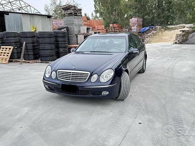 Usata Mercedes E220 150 CV (110 kW) 2003 Blu Berlina