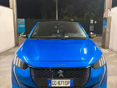 Usata Peugeot 208 GT 101 CV (74 kW) 2021 Blu Utilitaria