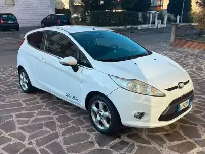 Usata Ford Fiesta 82 CV (60 kW) 2010 Bianco Berlina