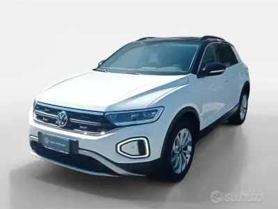 Usata VW T-Roc Life 150 CV (110 kW) 2024 Pure white nero SUV