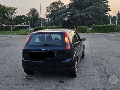 Usata Ford Fiesta 53 CV (38 kW) 2004 Blu Utilitaria