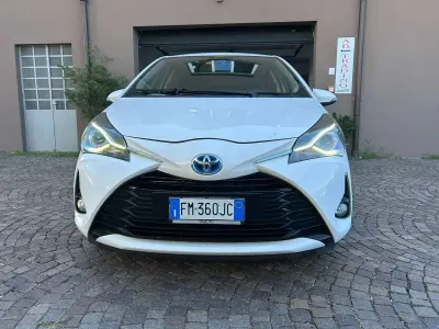 Usata Toyota Yaris Hybrid Active 73 CV (53 kW) 2018 Bianco Berlina