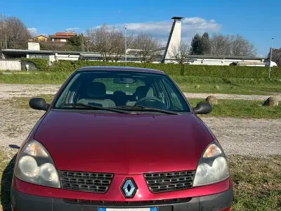 Usata Renault Clio II 75 CV (55 kW) 2002 Rosso Berlina