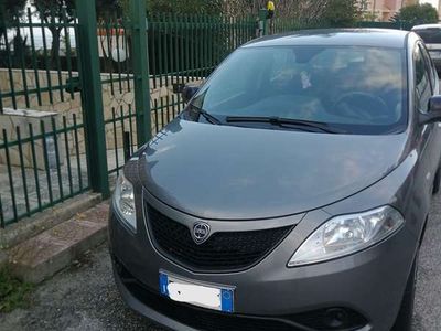 Usata Lancia Ypsilon Gold 69 CV (50 kW) 2019 Grigio Utilitaria