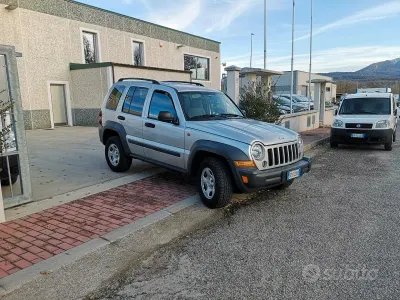 Usata Jeep Cherokee Sport 163 CV (119 kW) 2006 Grigio SUV